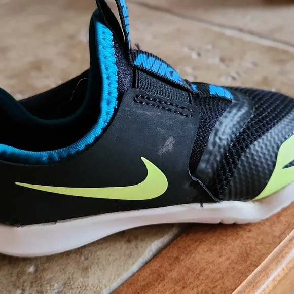 Nike boys black with yellow swoosh shoes size 7 - Picture 7 of 10